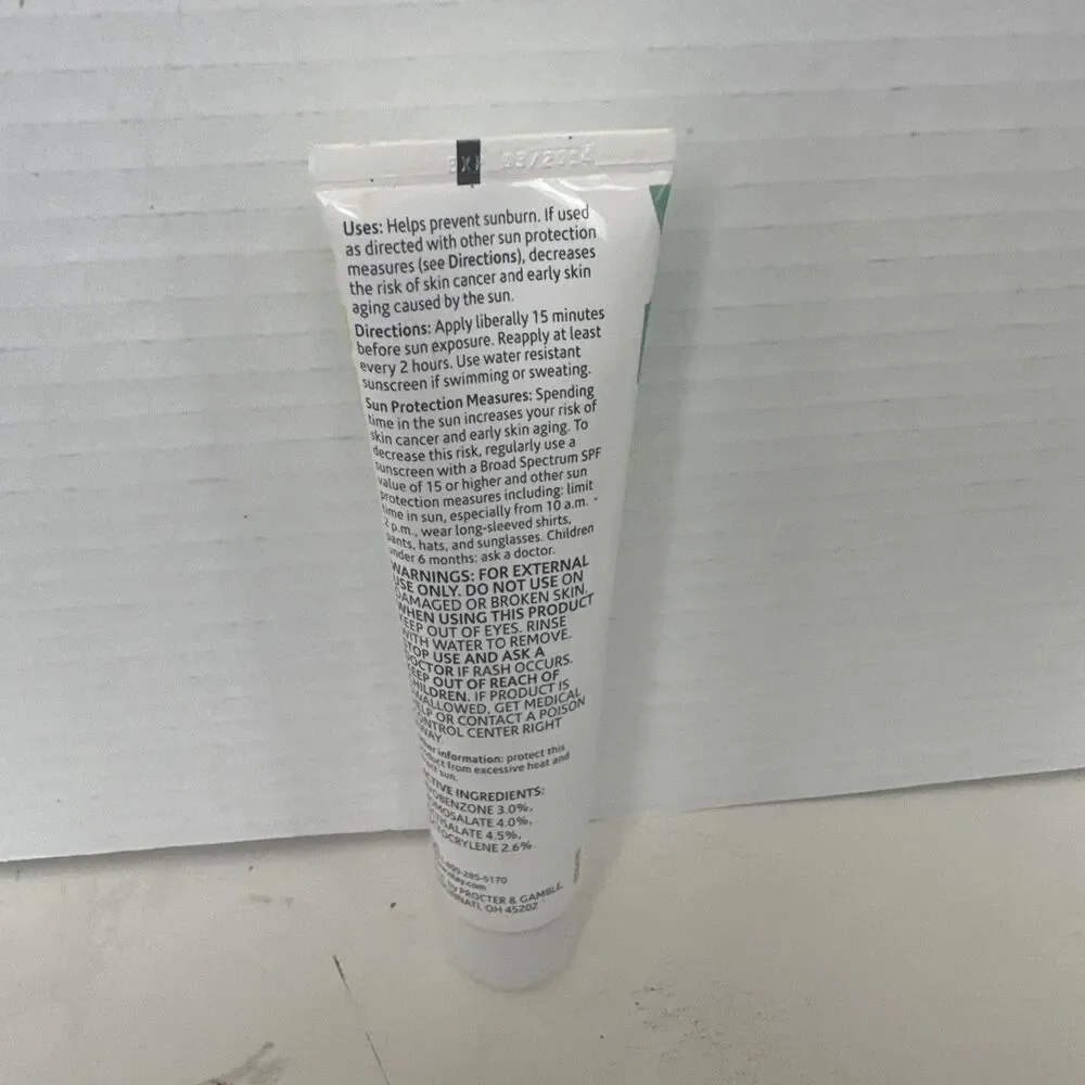 Olay Fresh Effects Skin Perfecting SPF 15 BB Cream Light To Medium RARE/HTF